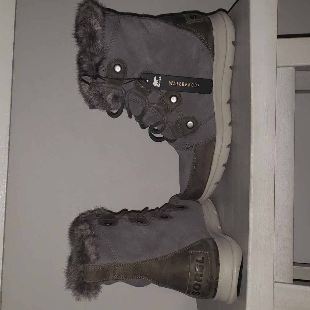 Sorel Joan Explorer in Quarry Gray